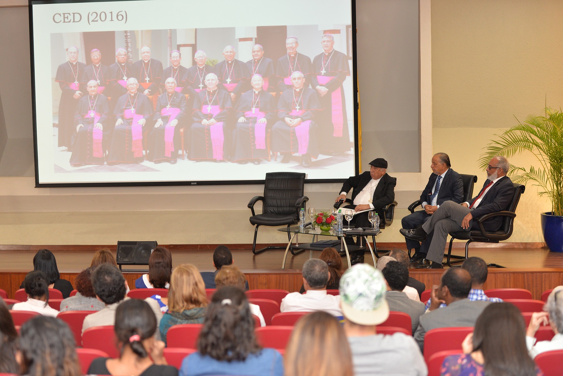 Durante la conferencia en que religiosos y periodistas debaten luces y sombras de Iglesia Católica. Foto Romelio Montero