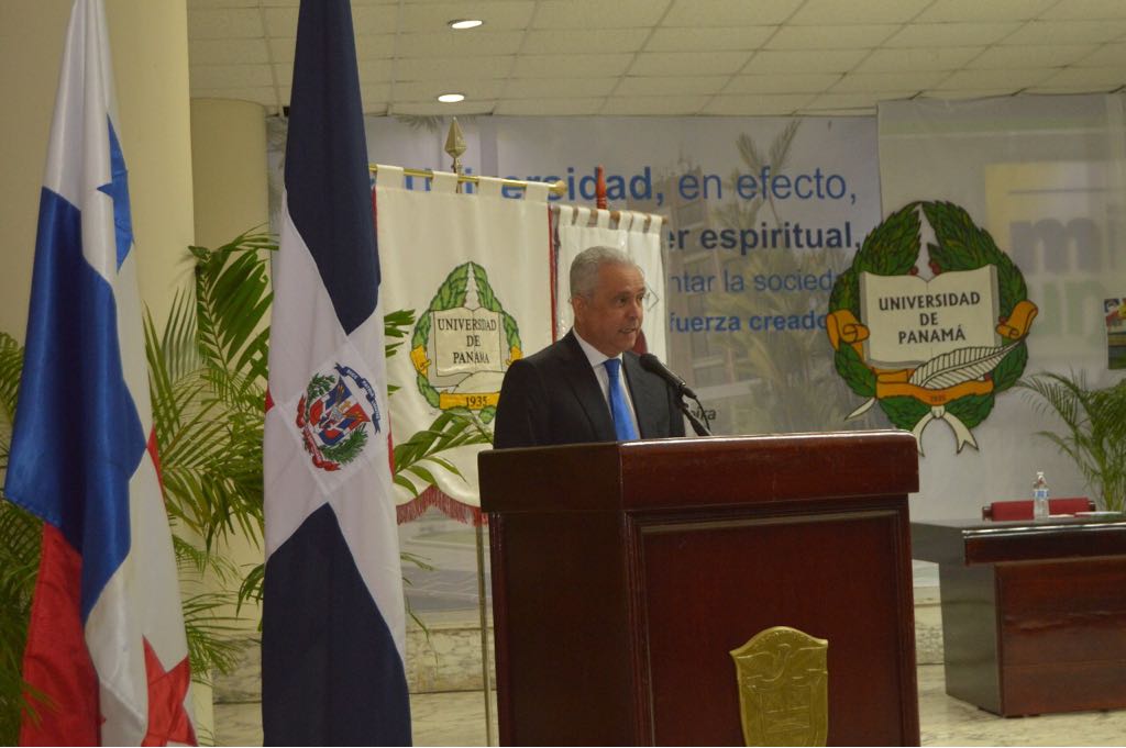 Profesor Olmedo García, encargado del Centro de Investigaciones de la Facultad de Humanidades de la Universidad de Panamá habla durante el acto conmemorativo por la gesta de Abril de 1965