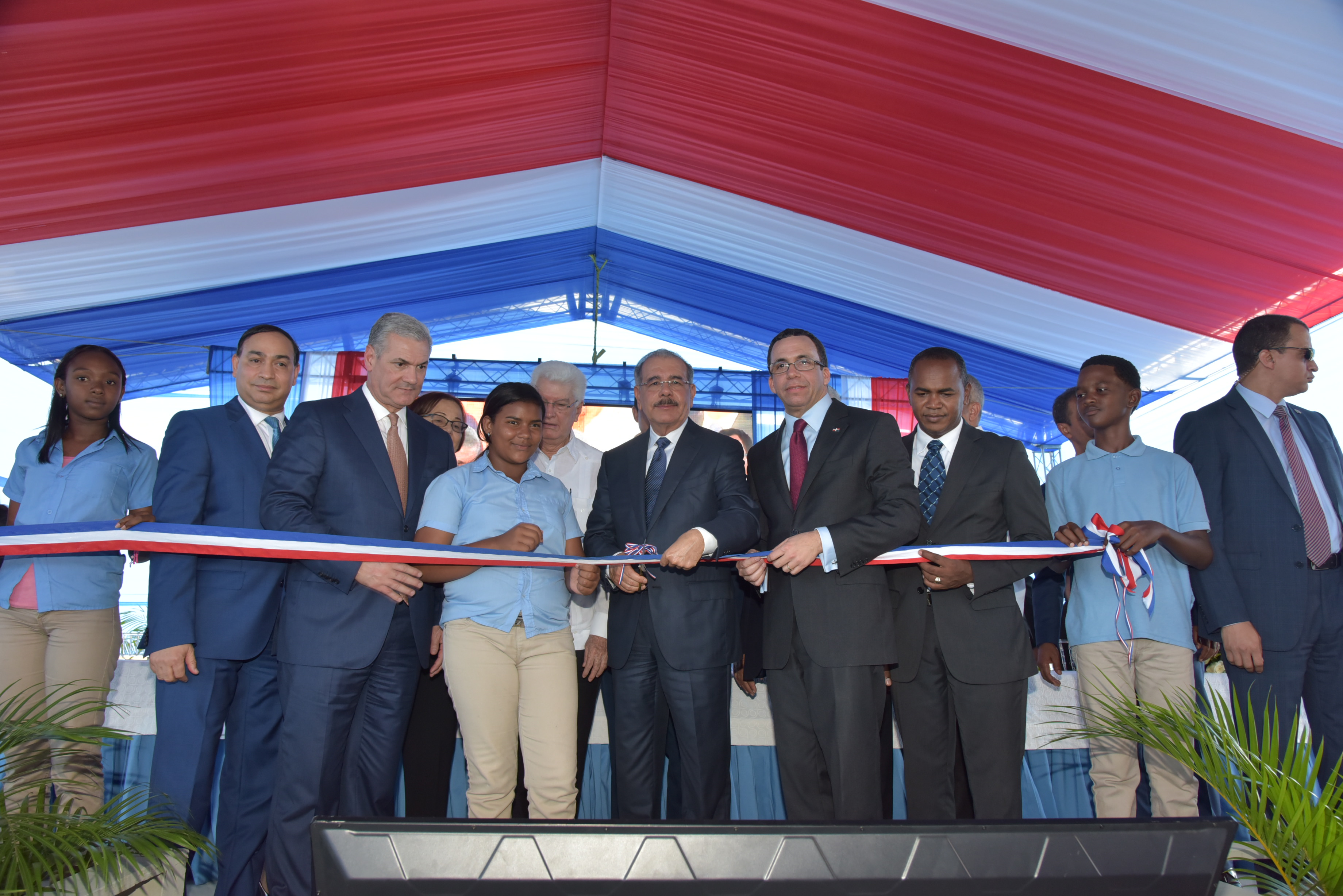 Presidente Danilo Medina al momento de entregar un nuevo plantel escolar y una estancia infantil en Baní