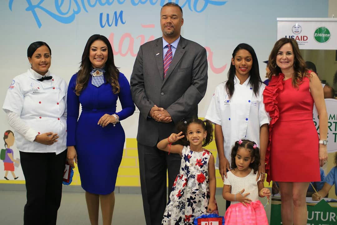 Al evento asistió el director interino de USAID, Haven Cruz-Hubbard, la ministra de Juventud, Robiamny Balcácer, miembros del Comité de Sostenibilidad del Proyecto de la USAID Alerta Joven y Representantes de ONG