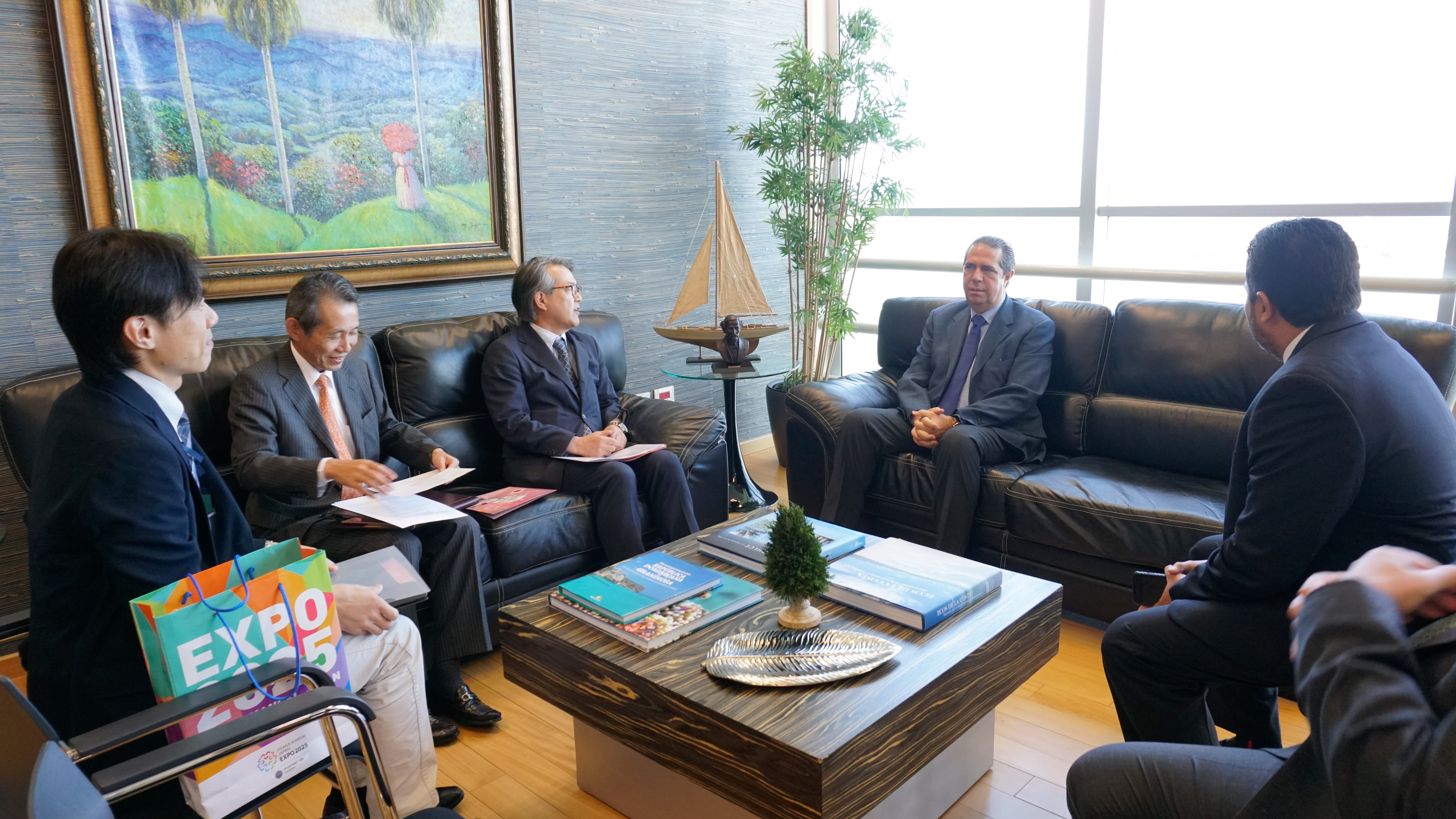 Francisco Javier García recibe en su despacho al embajador de Japón en República Dominicana Hiroyuki Makiuchi.