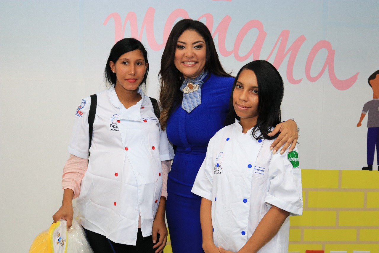 La Ministra de la juventud junto a dos de las jóvenes que forman parte del proyecto