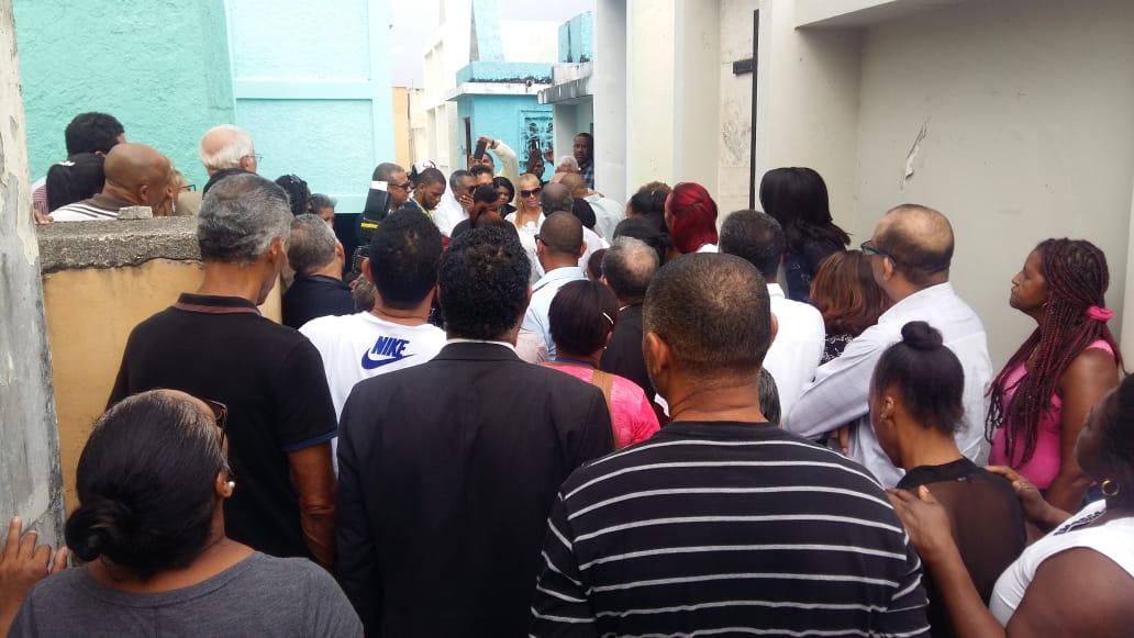 Momento en que sepultan los restos de la madre del presidente del CDP, Adriano de la Cruz