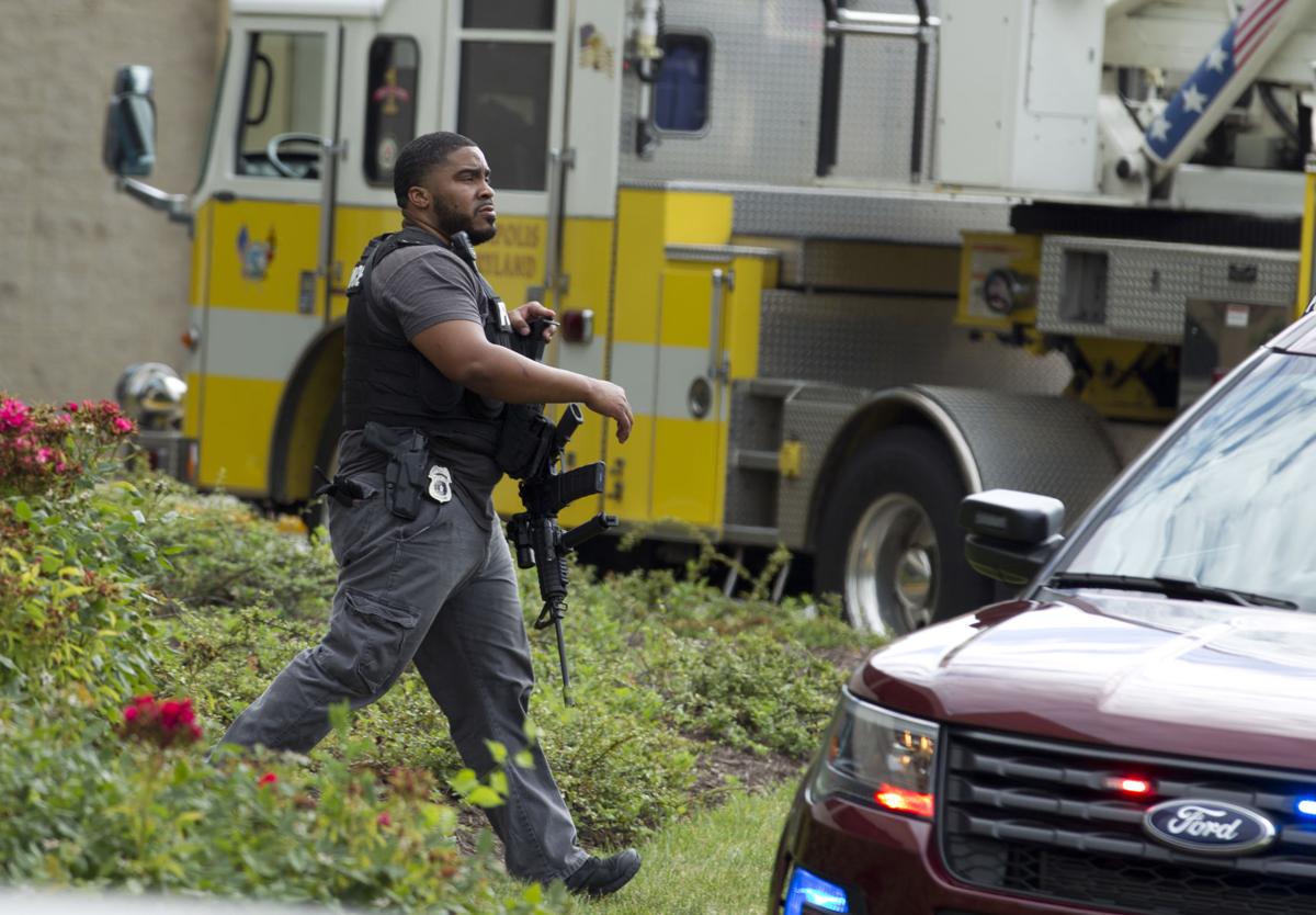 Agentes de la policía de Maryland patrullan la zona luego de que varias personas murieron en un tiroteo en la redacción de un periódico en Annapolis, Maryland, el jueves 28 de junio de 2018. (AP Foto/Jose Luis Magana)