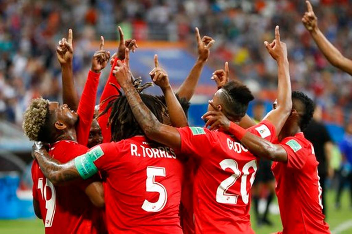 Los jugadores de Panamá festejan un autogol del tunecino Yassine Meriah en el partido del Grupo G por el Mundial en Saransk, Rusia, el jueves 28 de junio de 2018. (AP Foto/Darko Bandic)