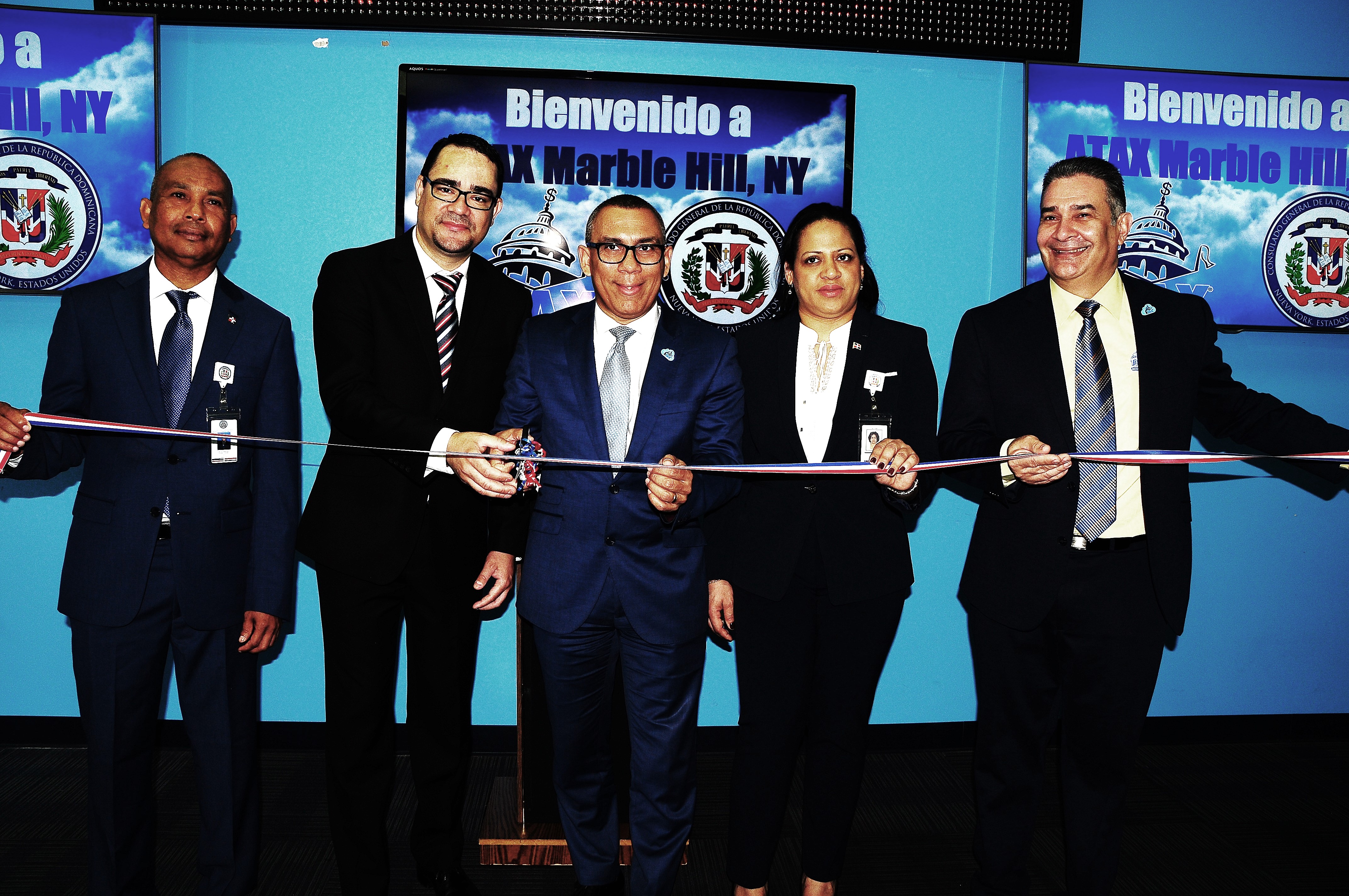 En el corte de cinta en el acto inaugural de los servicios consulares desde ATAX, en el Bronx, figuran desde izquierda David Sánchez, Haile Rivera, Rafael Álvarez, Noemí Moreno y Roberto Lizardo.