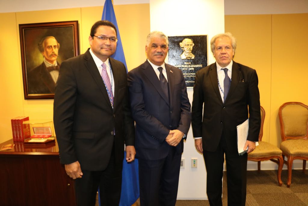 Canciller Miguel Vargas (al centro); el embajador RD-OEA, Gedeón Santos (izquierda); y secretario general OEA, Luis Almagro, durante la inauguración del Salón Juan Pablo Duarte.