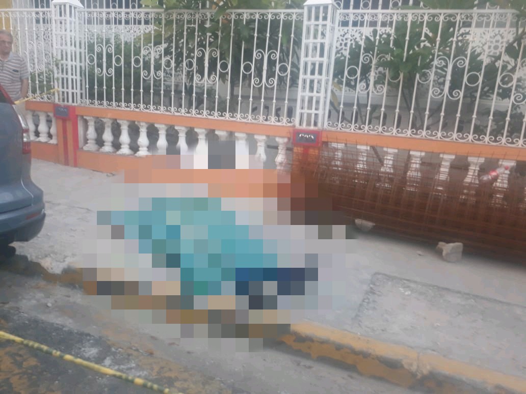 Yace en el suelo en Gascue el hombre que resultó muerto tras supuesta discusión por un parqueo.