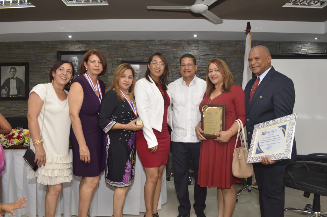 El director administrativo del INEFI, Miguel de León, junto a la directora del Distrito Escolar 03-03, Mónica Peña, y profesores galardonados.