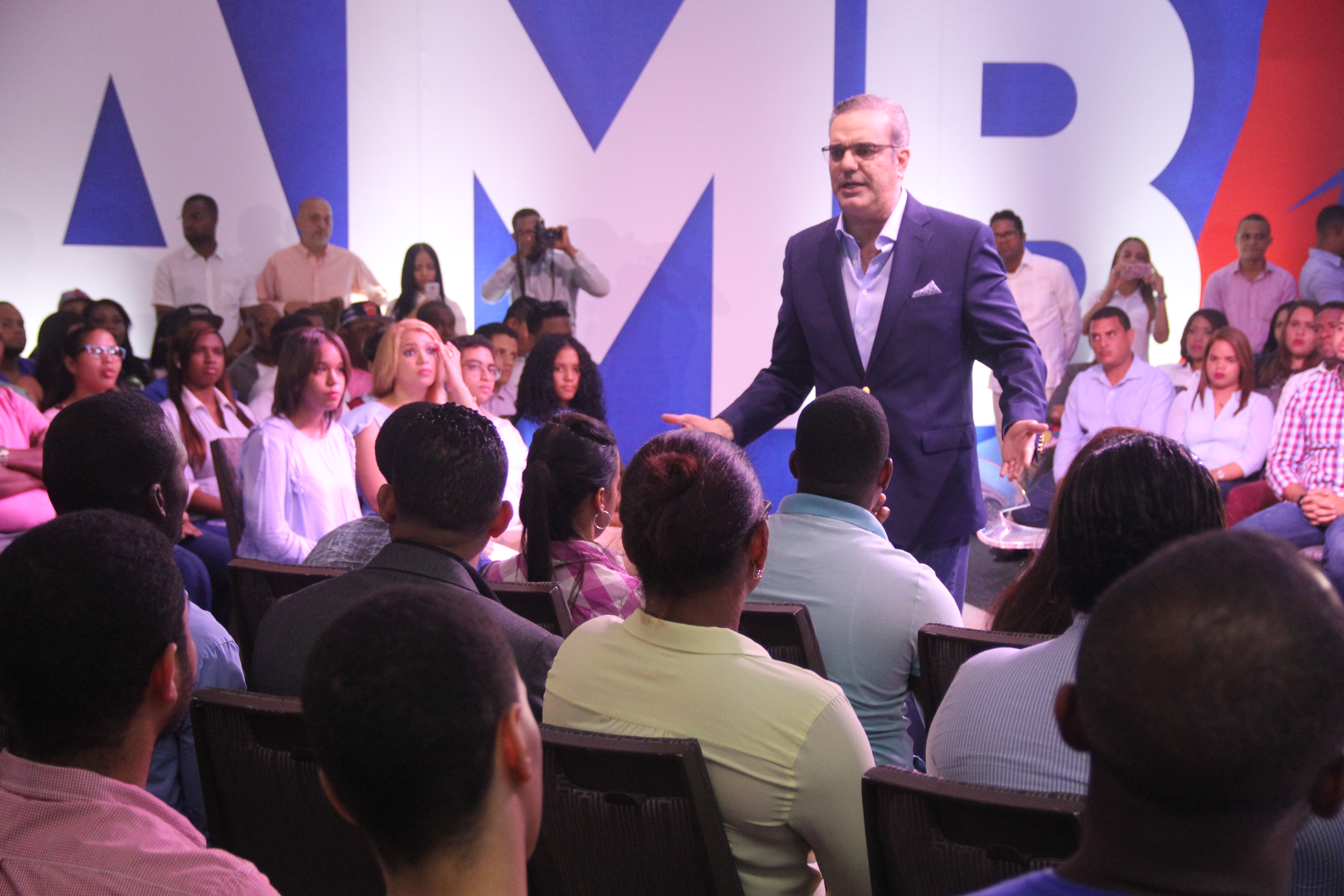 Luis Abinader idurante el encuentro con jóvenes