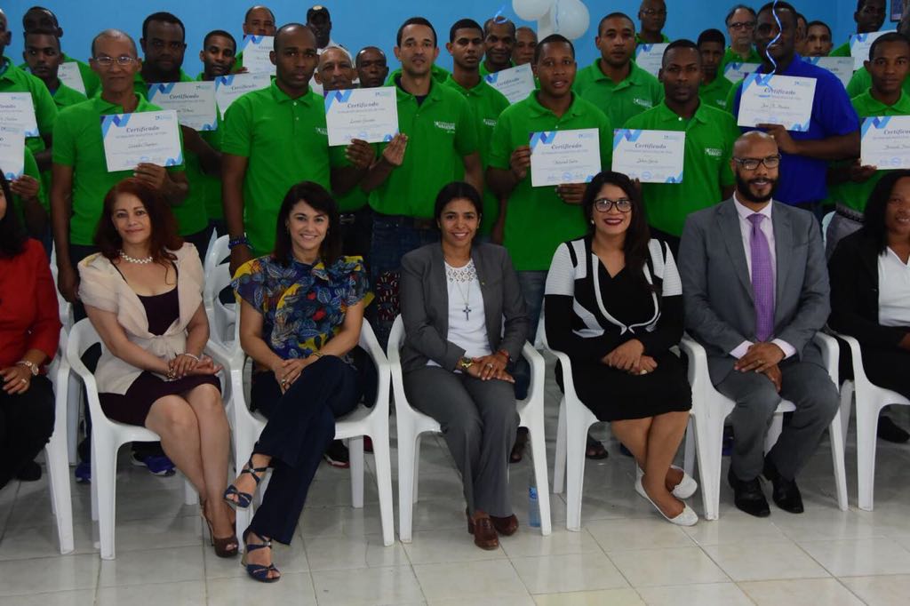 Miembros de la Fundación Manantial de Vida junto a internos de Najayo que se graduaron