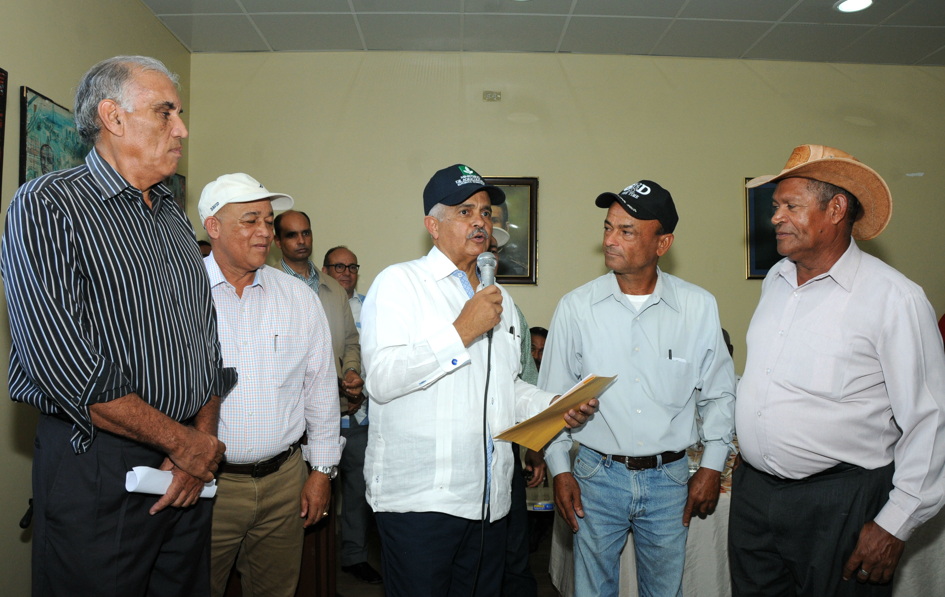 El ministro de Agricultura Osmar Benítez, durante su visita a San Juan.