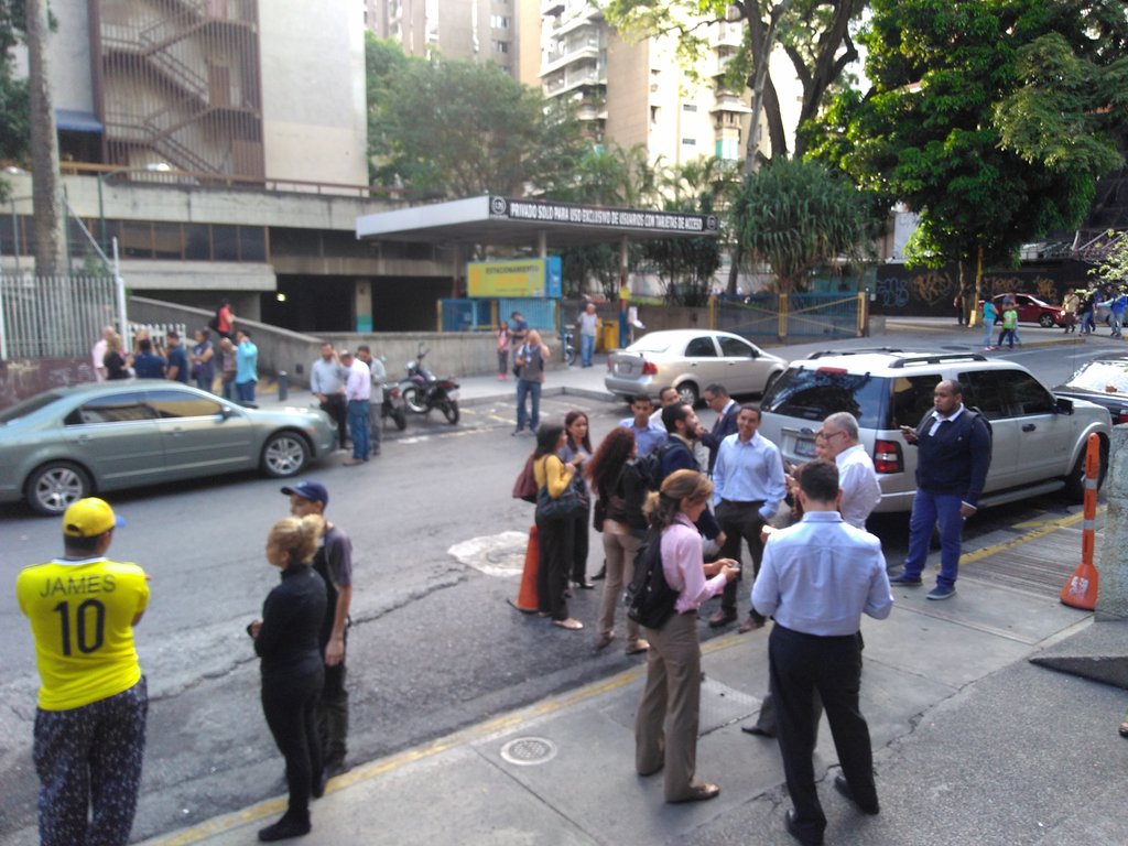 Venezolanos salen por el sismo de este martes. Emiten alerta de tsunami. Foto cortesía de @EfectoCocuyo.