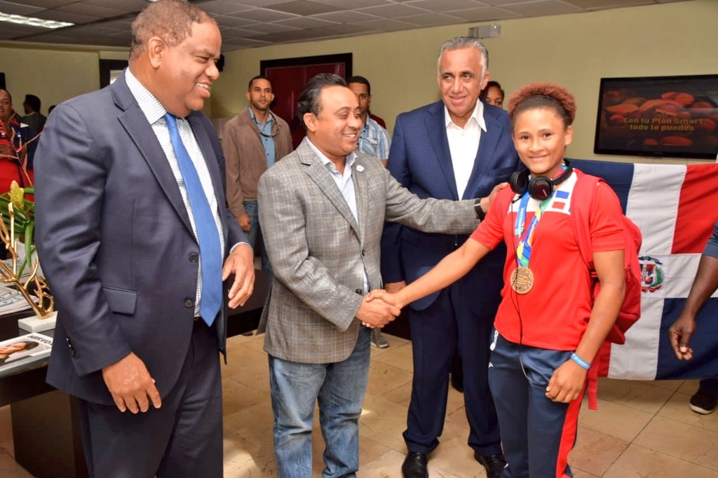 Mayobanex Escoto, director general del INVI, en compañía del Ministro de Deportes, Danilo Díaz, y el presidente del Comité Olímpico Dominicano, Luisin Mejía. Construirá vivienda a atleta Esthephanía Soriano