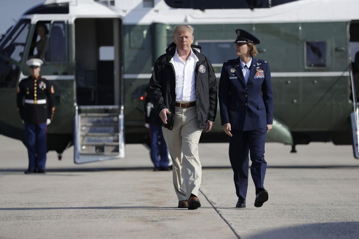 El presidente Donald Trump camina para abordar el avión presidencial Air Force One para visitar zonas afectadas por el huracán Florence en el sur del país, en la Base Andrews de la Fuerza Aérea, el 19 de septiembre de 2018. (AP Foto/Evan Vucci)