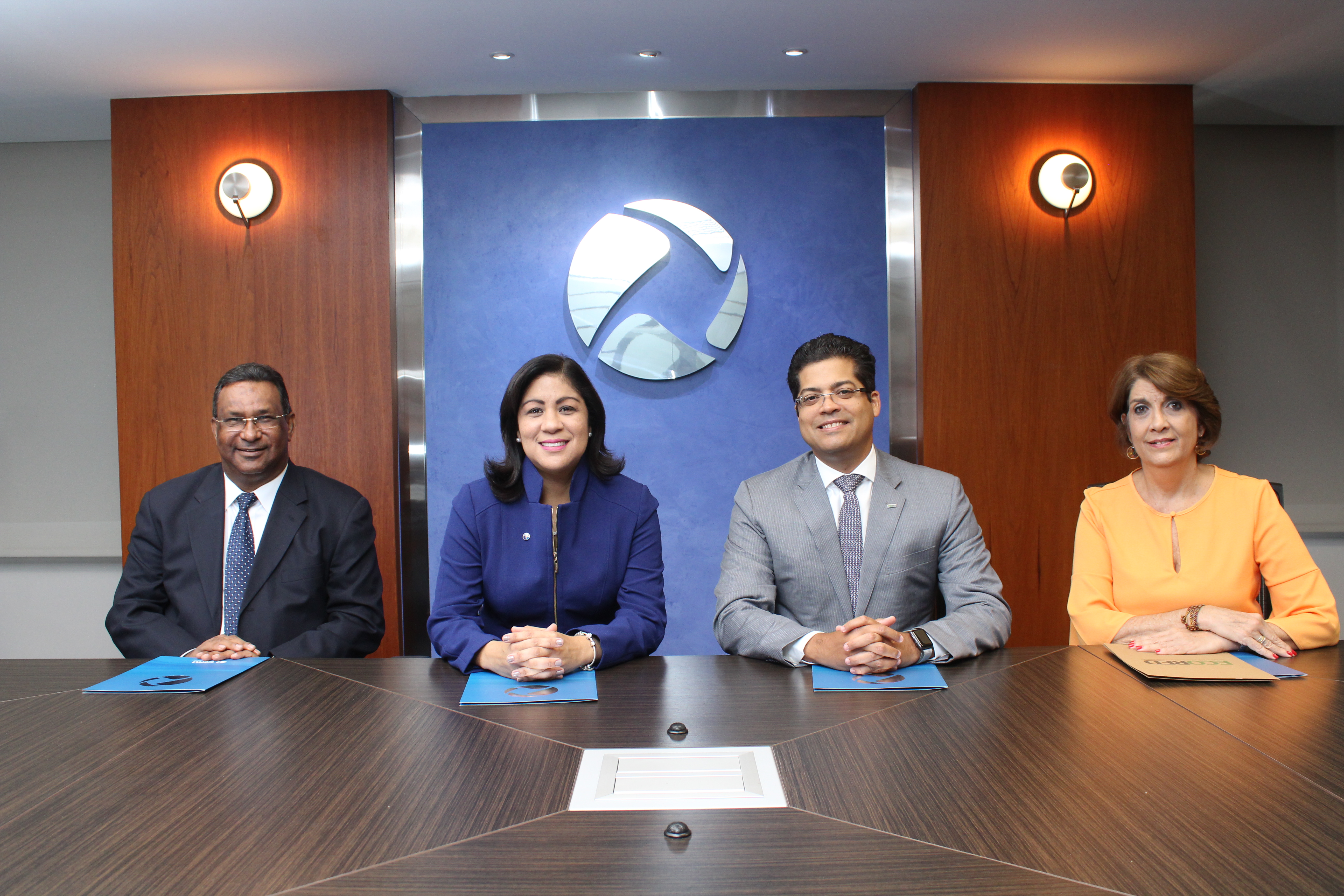 Wenceslao Soto, director ejecutivo de Fundación Rica,Vielka Guzmán, directora de comunicaciones en CEPM, Rafael Izquierdo, presidente de Ecored, Maria Alicia Urbaneja, directora ejecutiva de Ecored, hablan del Premio