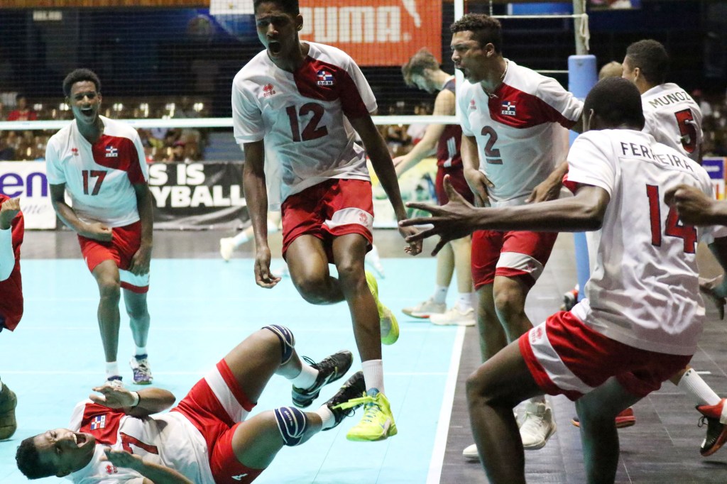 Equipo de RD al ganar a EEUU en la jornada del Torneo Norceca SUB-21 Masculino de Voleibol