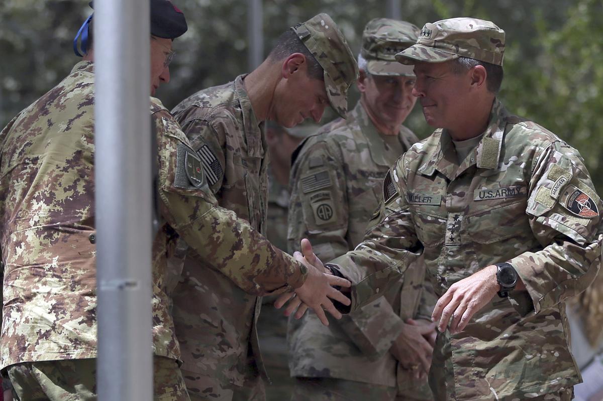 El general del ejército estadounidense Austin Miller, derecha, estrecha la mano del general Marchio durante la ceremonia de cambio de mando en el cuartel Resolute Support, en Kabul, Afganistán, el domingo 2 de septiembre de 2018. (AP Foto/Massoud Hossaini)