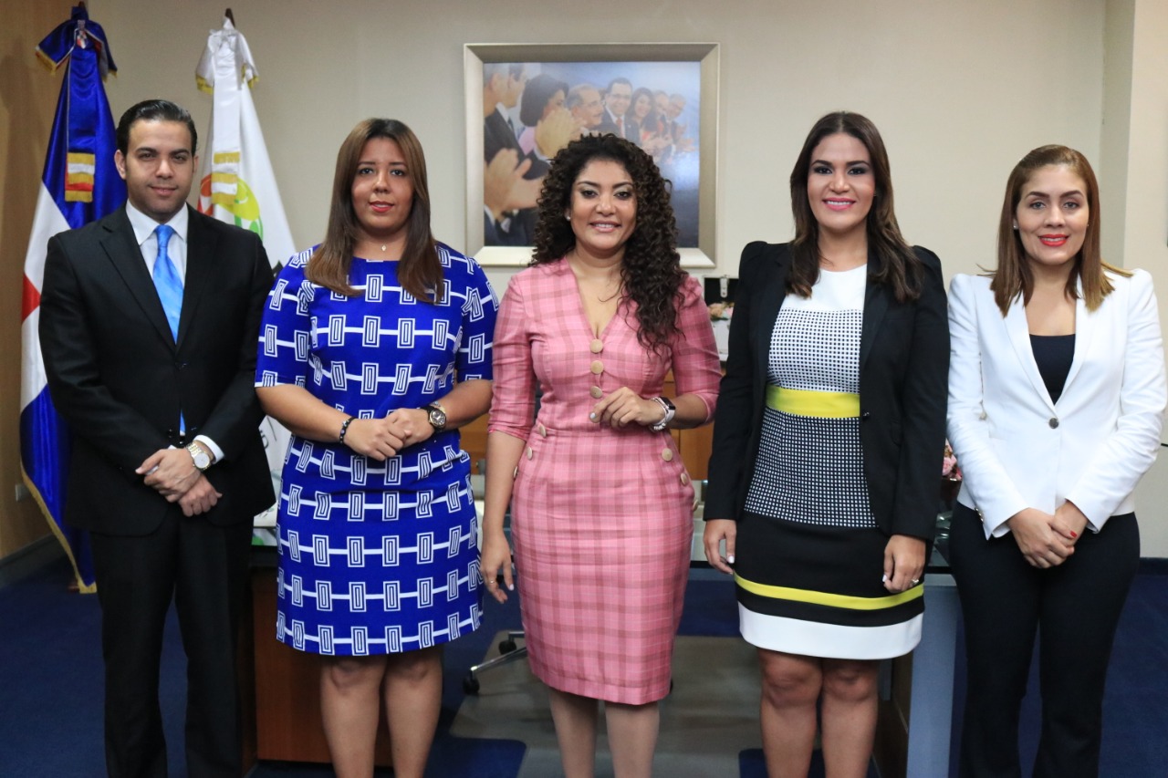 Desde la izquierda Juan Santos, Sofía Pujols, Robiamny Balcácer, Michelle Otiz y Yijuly Pimentel, durante anuncio de la convocatoria al Premio Nacional de la Juventud.