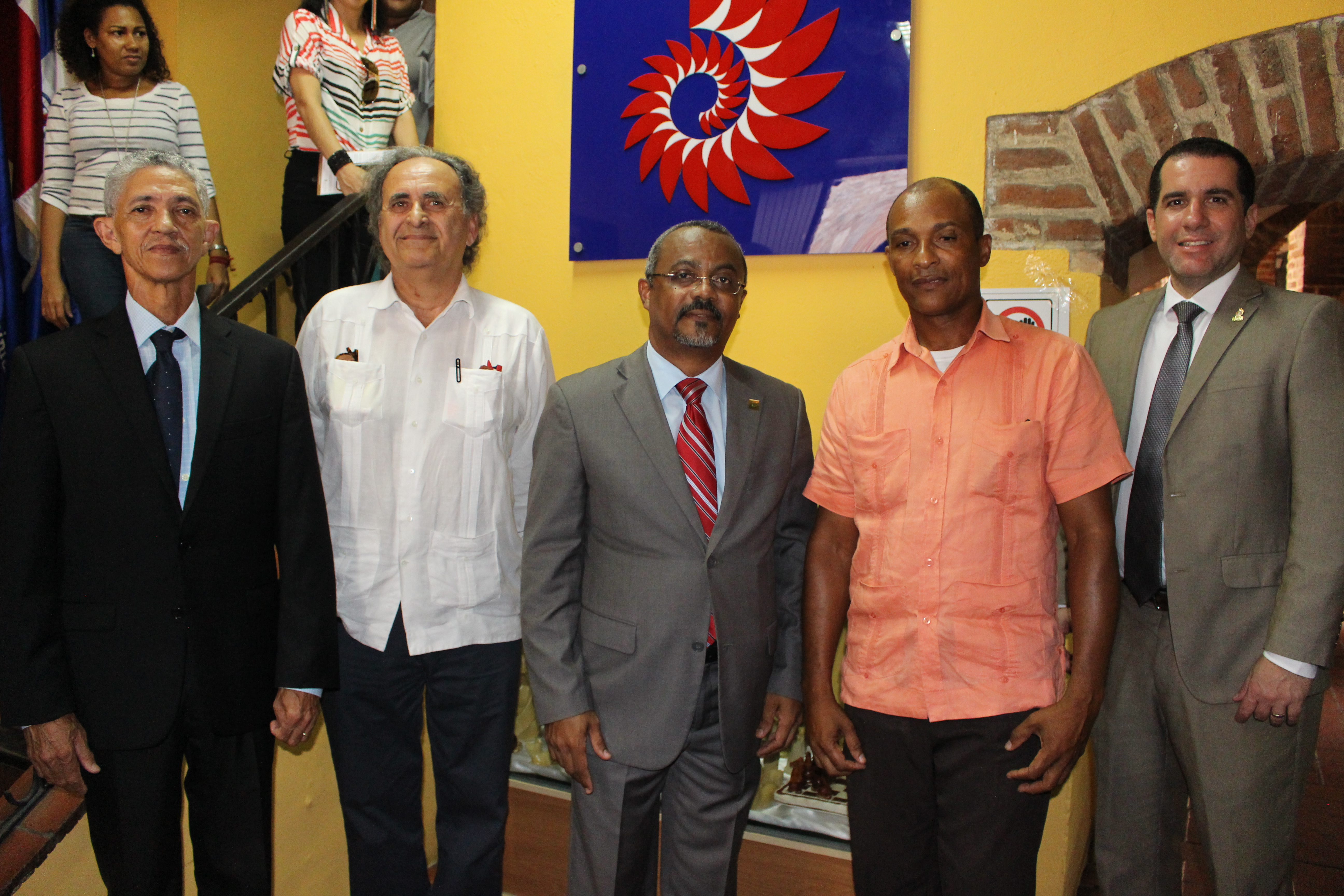 Jorge Caridad, Presidente Fundarte; José de Ferrari, Encargado Fomento a la Artesanía en Ministerio de Industria y Comercio; Valentín Guerrero, Director General CENADARTE; Pablo García, Artesano Expositor y Mariano Frontera, Director Ejecutivo FDD.