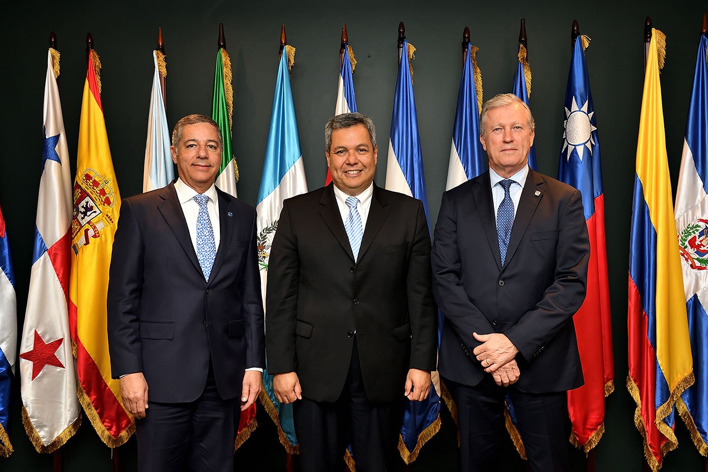 El presidente de la Asamblea de Gobernadores del Banco Centroamericano de Integración Económica, Donald Guerrero Ortiz junto a Dante Ariel Mossi Reyes y Nick Rischbieth, presidente entrante y saliente, respectivamente de ese organismo.