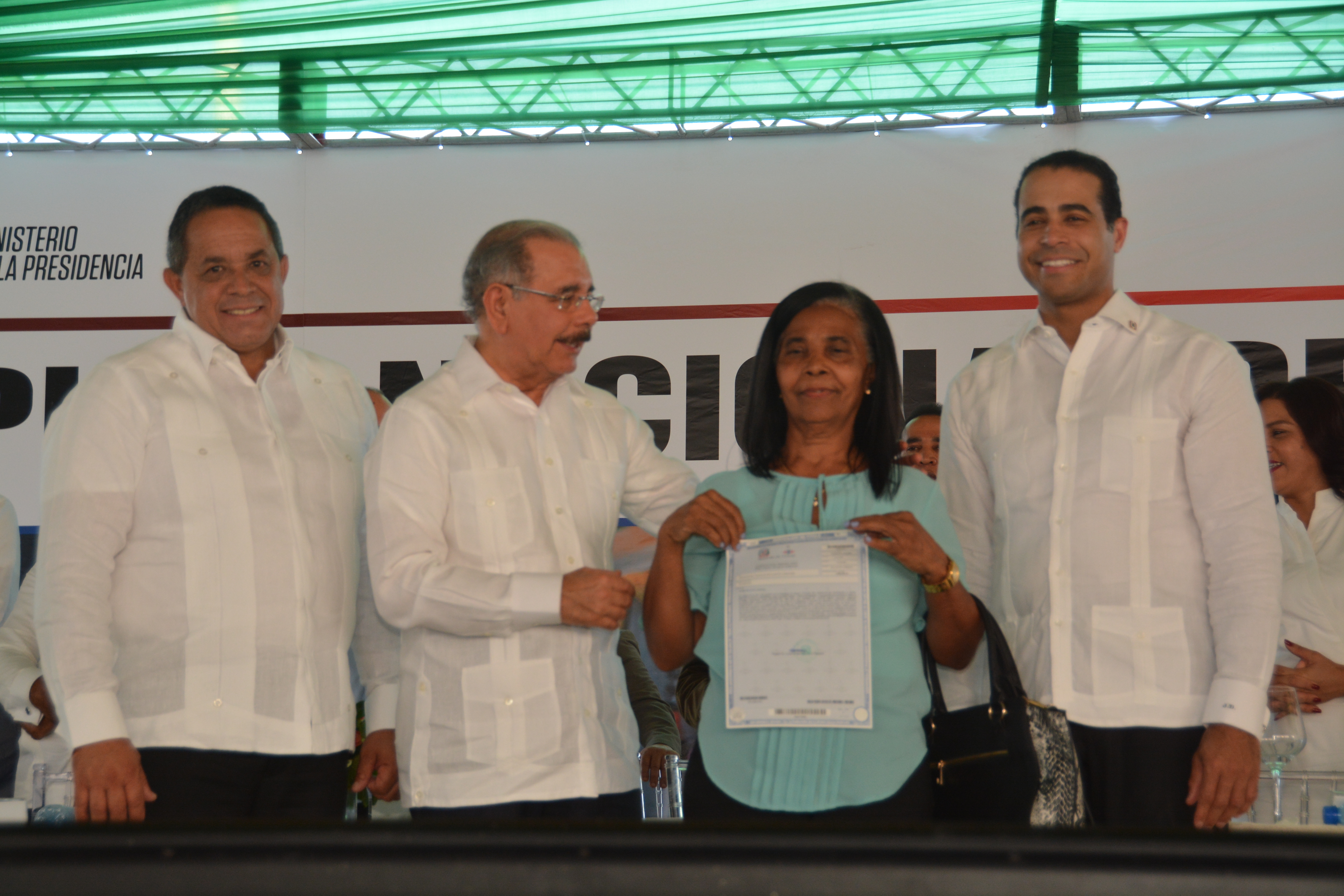 El presidente Danilo Medina entrega títulos.