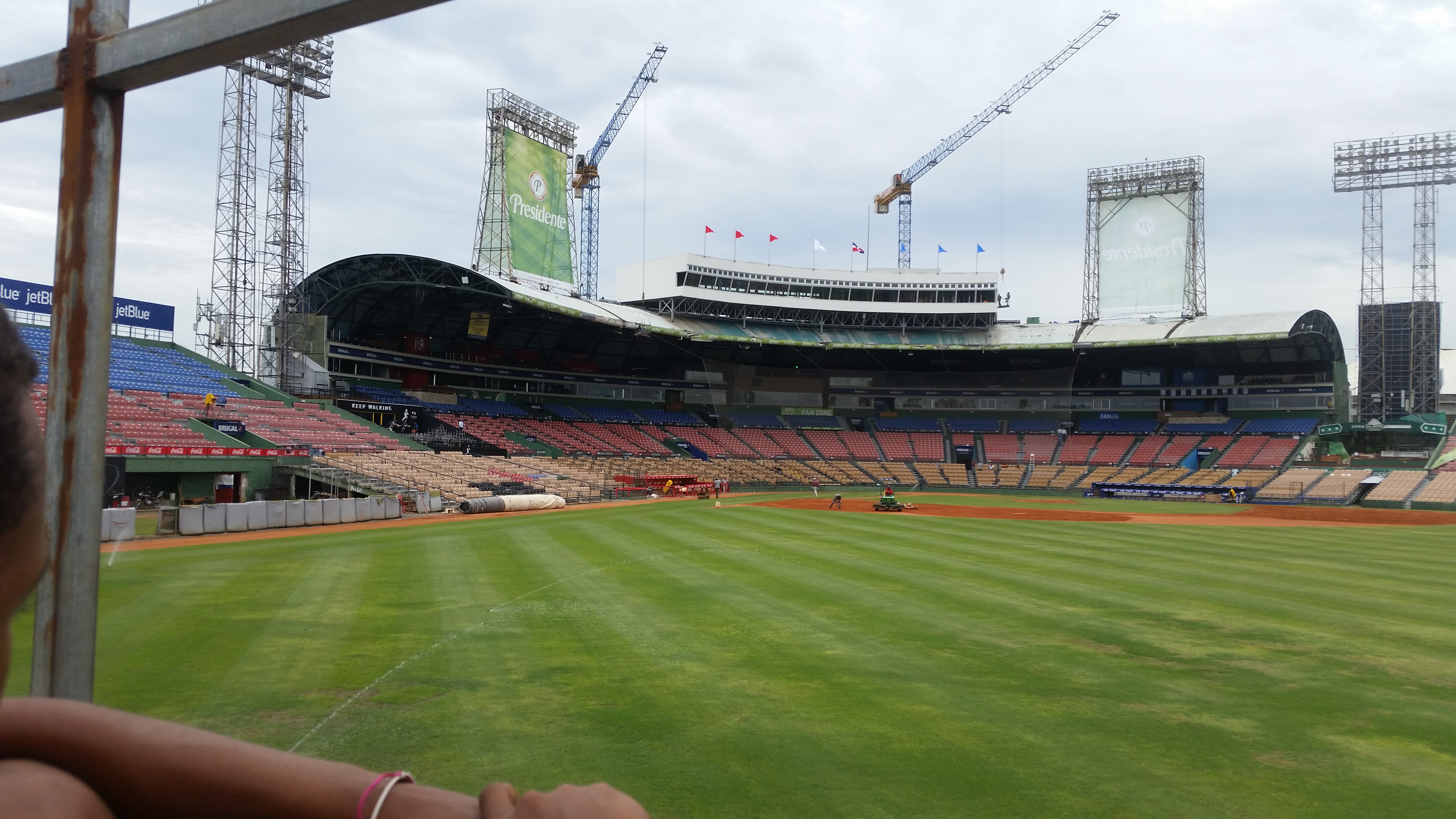 Realizan trabajos en el Estadio Quisqueya Juan Marichal con miras al inicio del torneo de béisbol invernal 2018-2019