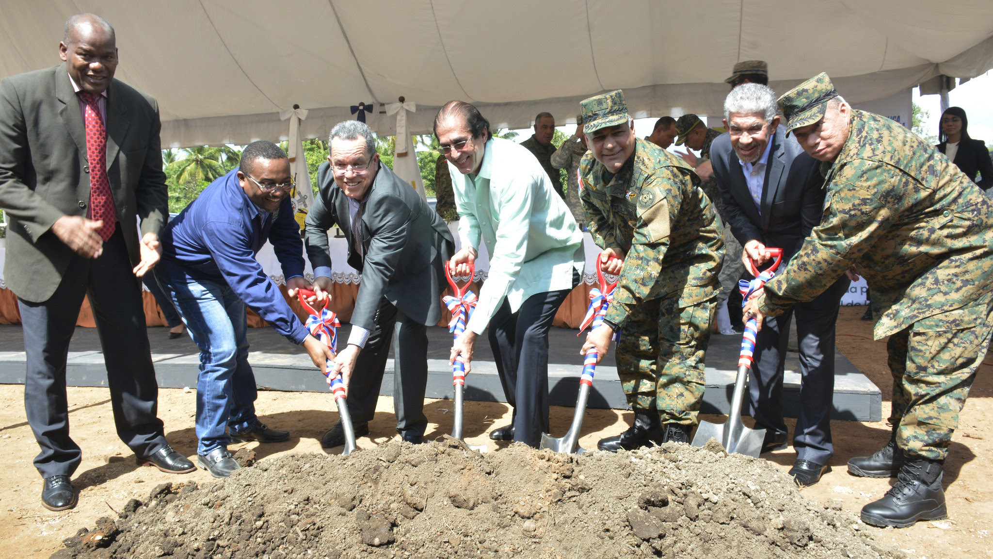 Gustavo Montalvo y Rubén Paulino Sem dan palazo para trabajos de construcción Escuela Vocacional en SDN