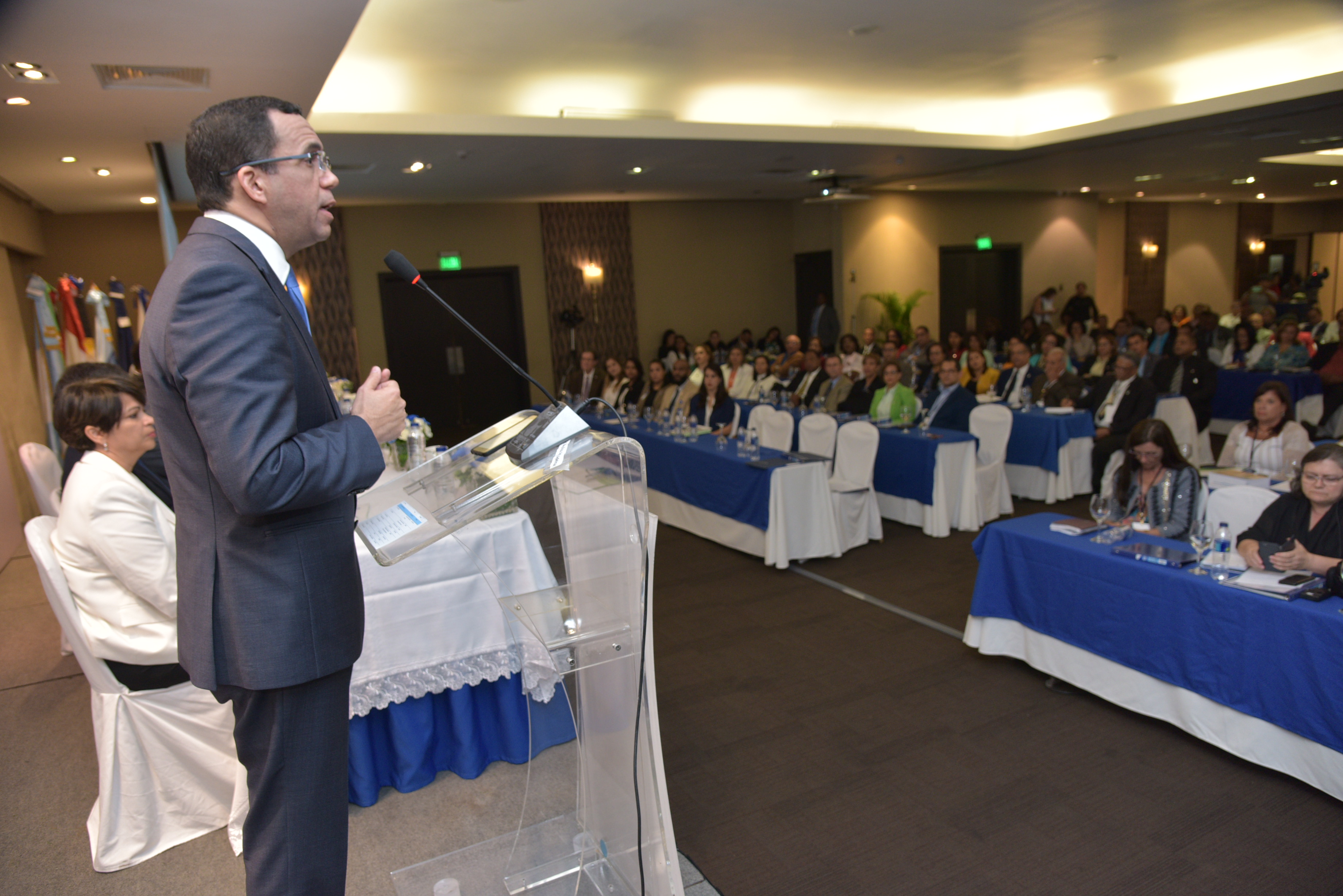 El ministro de Educación, Andrés Navarro