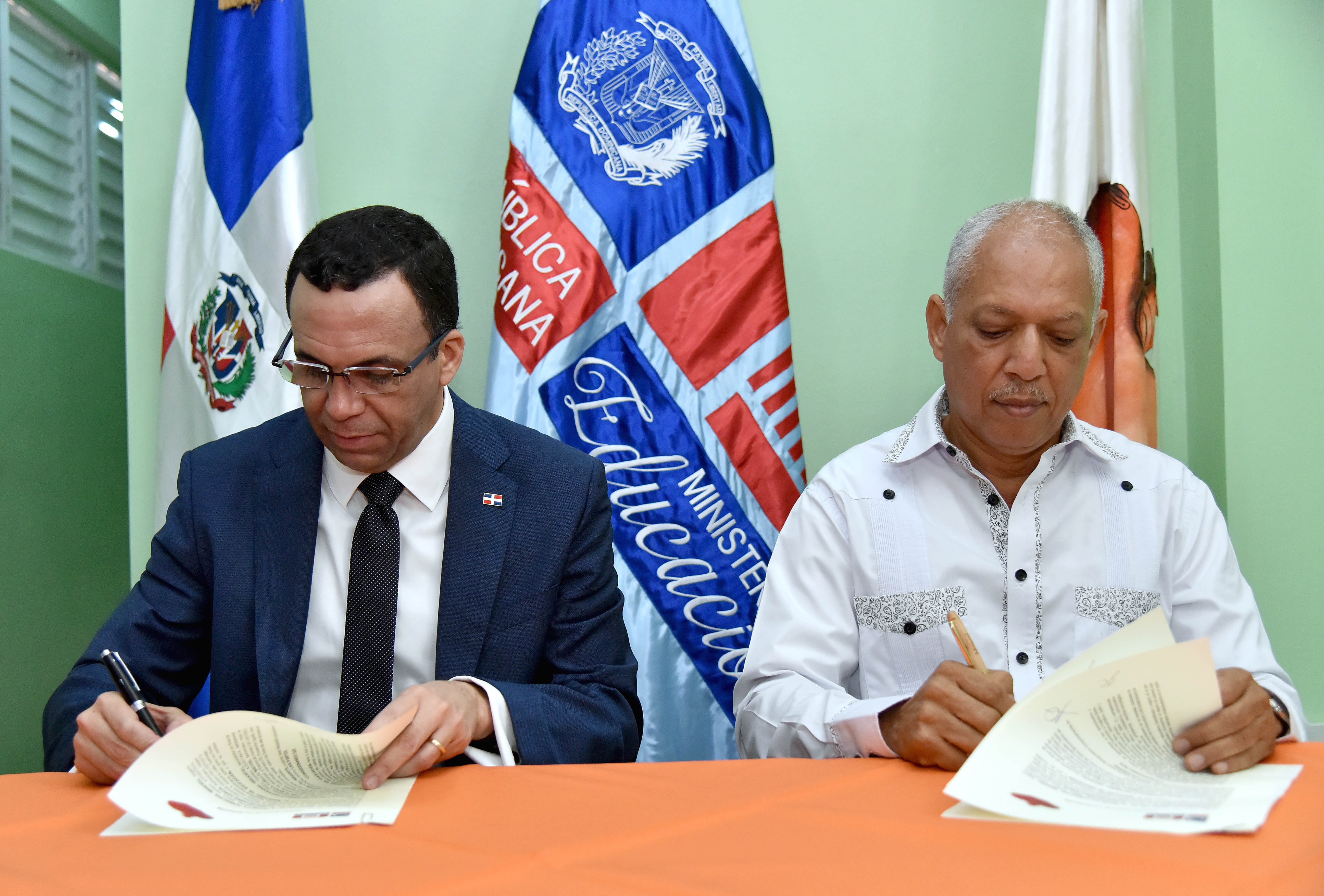 El ministro de Educación, Andrés Navarro, y el presidente del Instituto para el Desarrollo Artesanal (INDARTE), José Alberto Cuello Matos