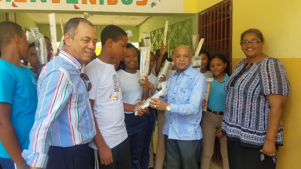 El cónsul Miguel Ángel Rodríguez durante la entrega instrumentos a la banda de música de Sabana de la Mar. Figuran, entre otros, el senador de Hato Mayor, Rubén Darío Cruz.