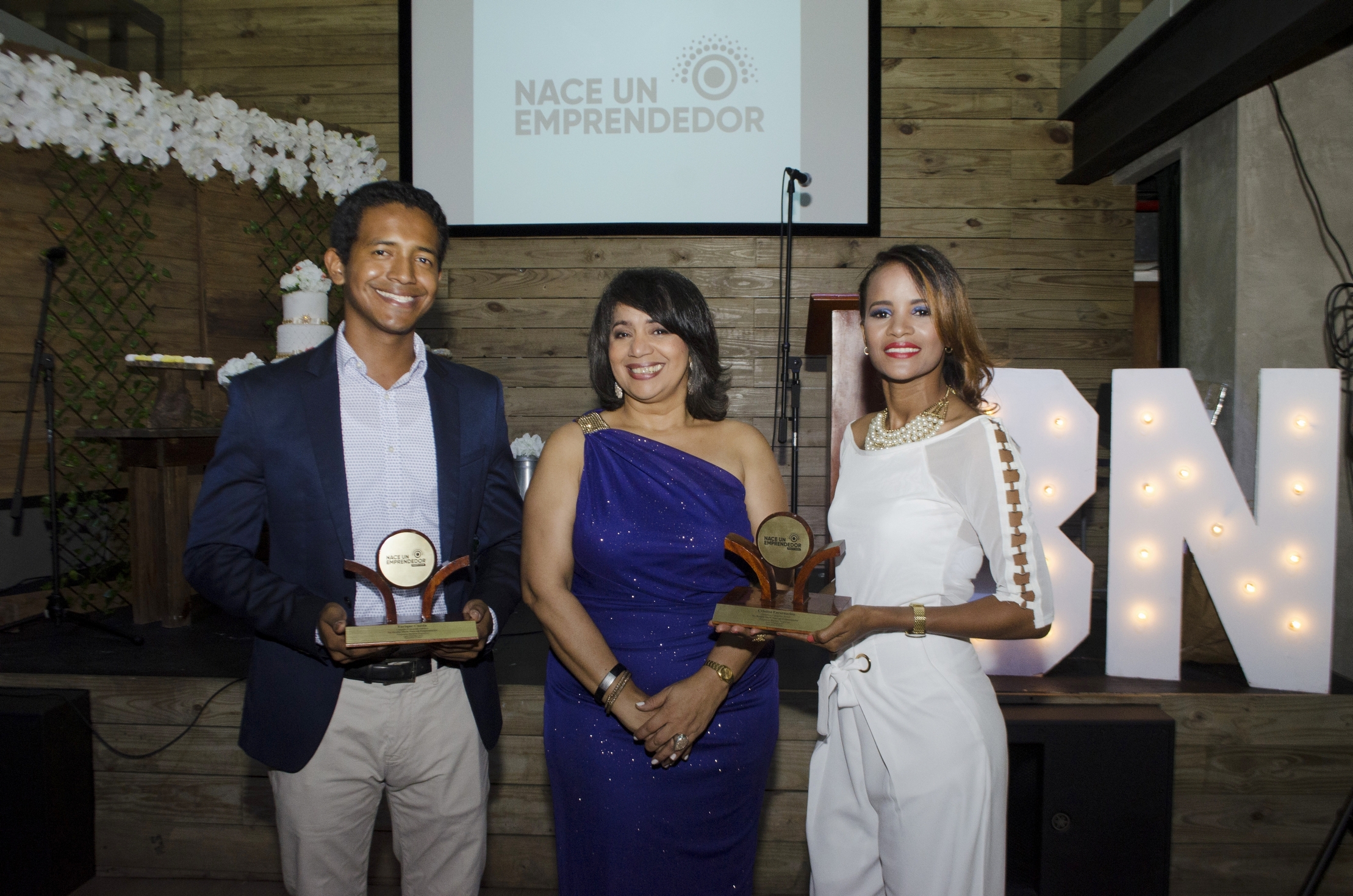 Enrique Cuesta, Mayra Holguin y Cristina Encarcarnacion, durante celebración aniversario de Buenos Negocios.