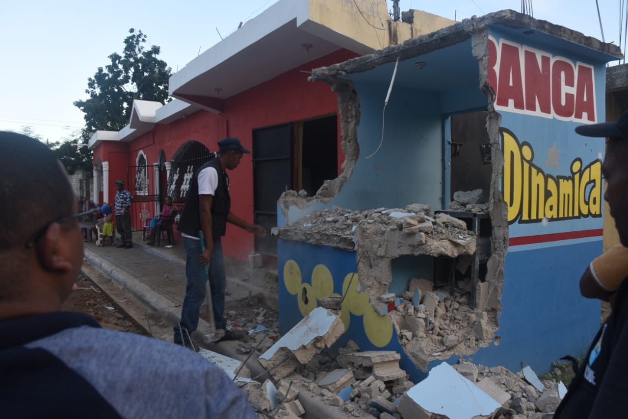 ASDE destruye edificaciones en espacios públicos