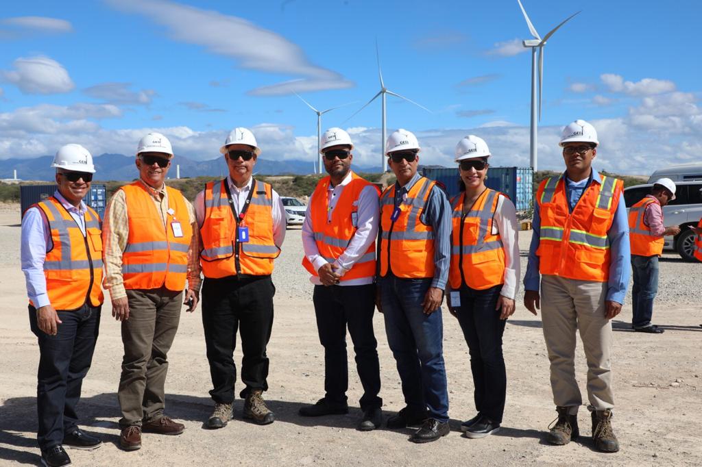 Ángel Canó, el señor Wilfredo González y Joel Méndez, junto al equipo de la CNE, que los acompañó al proyecto Matafongo.