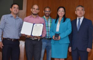 La directora General de la ONAPI,  Sandy Lockward, entrega premio a ganadores.