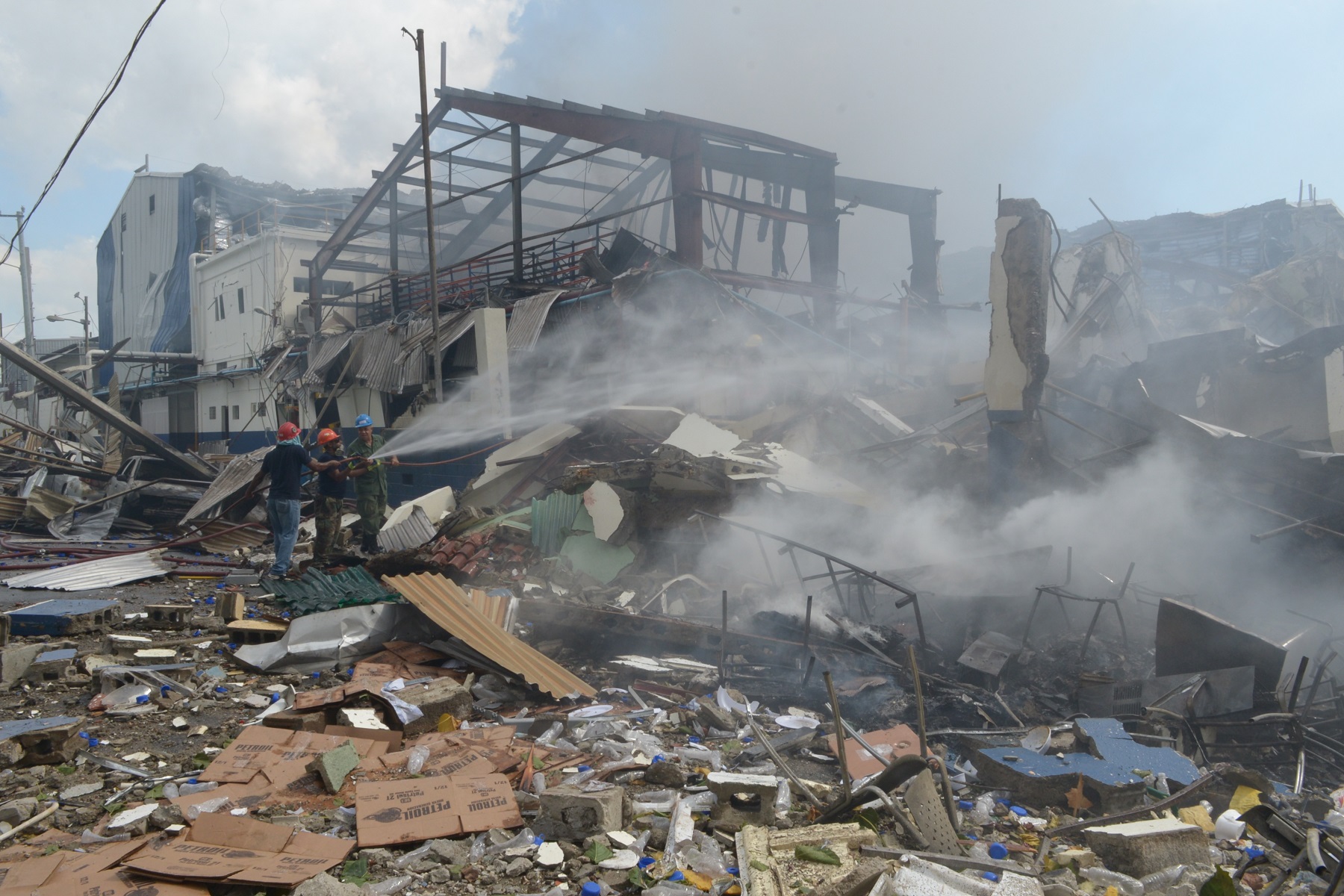 Explosión en la empresa PolyPlas causa al menos 4 muertos y decenas de heridos. Foto Danny Polanco