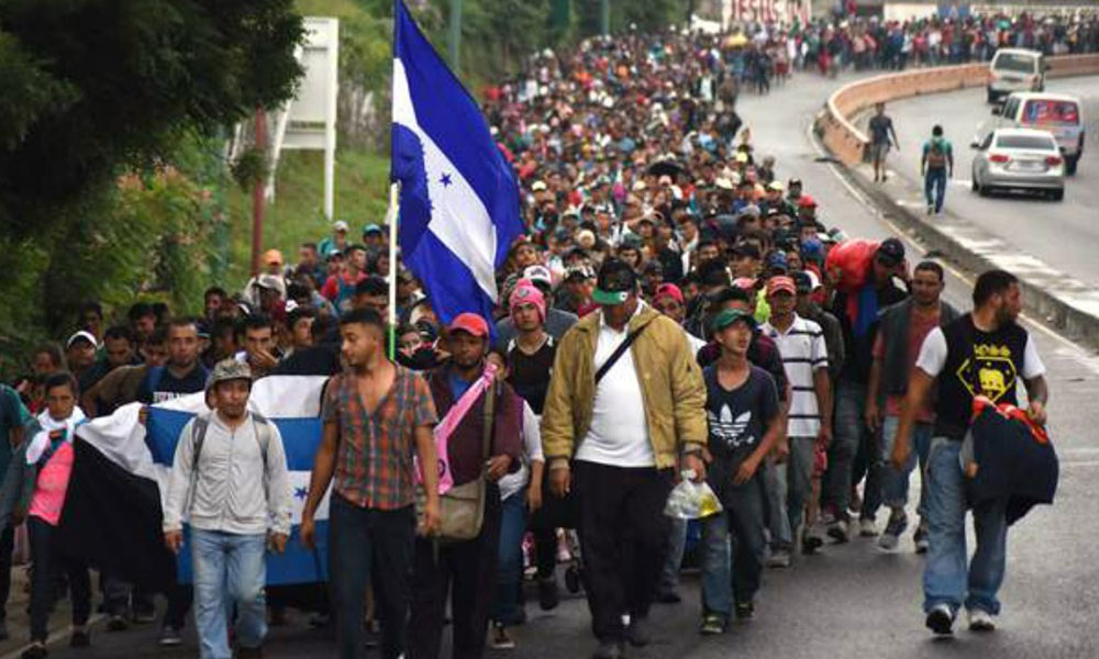 Un grupo de al menos 100 salvadore os parte hacia EE.UU. en caravana