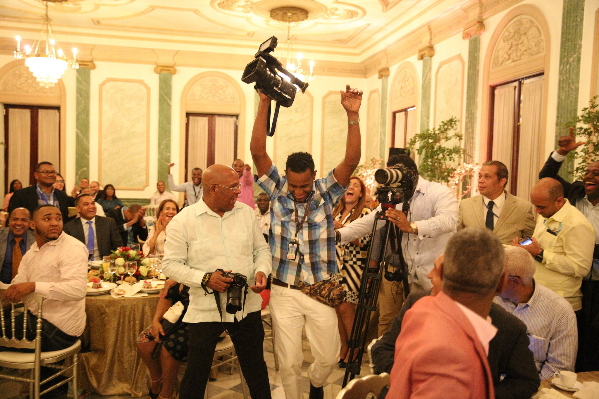 Periodistas y reporteros gráficos reciben premios en compartir con el presidente Danilo Medina