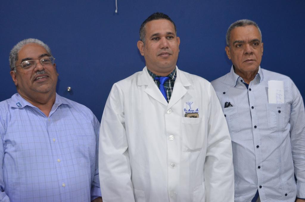 El director del SNS, Chanel Rosa Chupany, izquierda, reunido con representantes del Colegio Médico en Mao