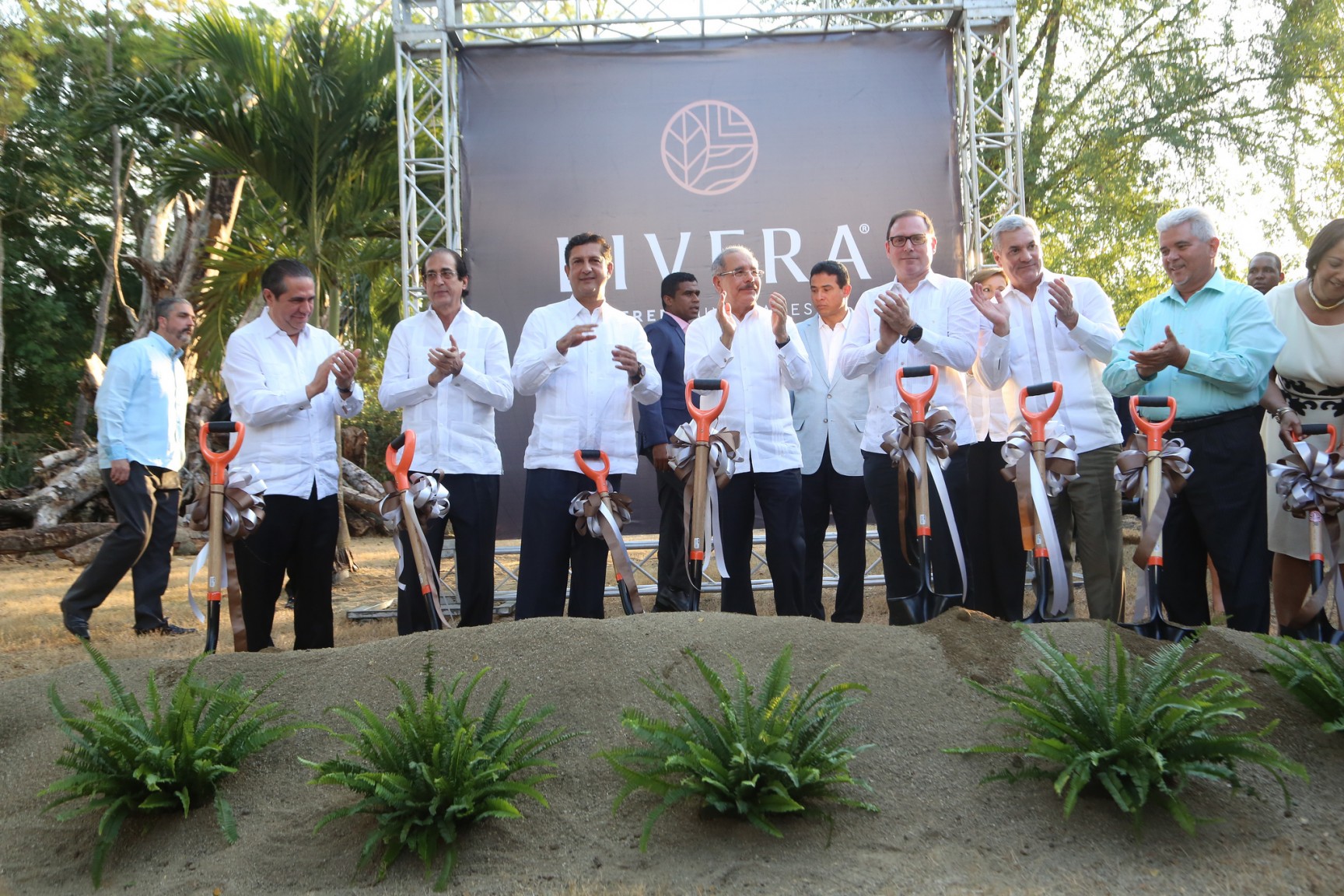 El presidente Danilo Medina y el ingeniero Manuel Estrella junto a otras personalidades en lanzamiento del proyecto residencial Livera Freemium Spaces