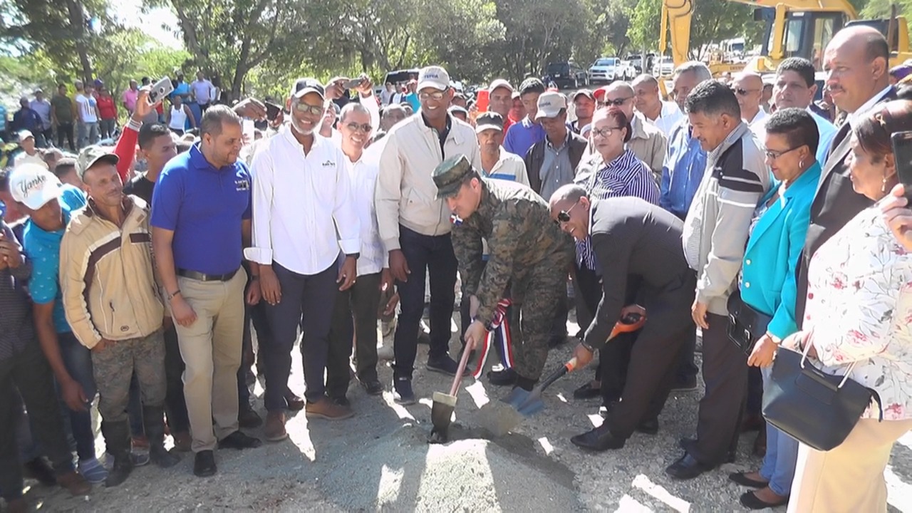 Primer picazo construcción de caminos interparcelarios en el Sur.