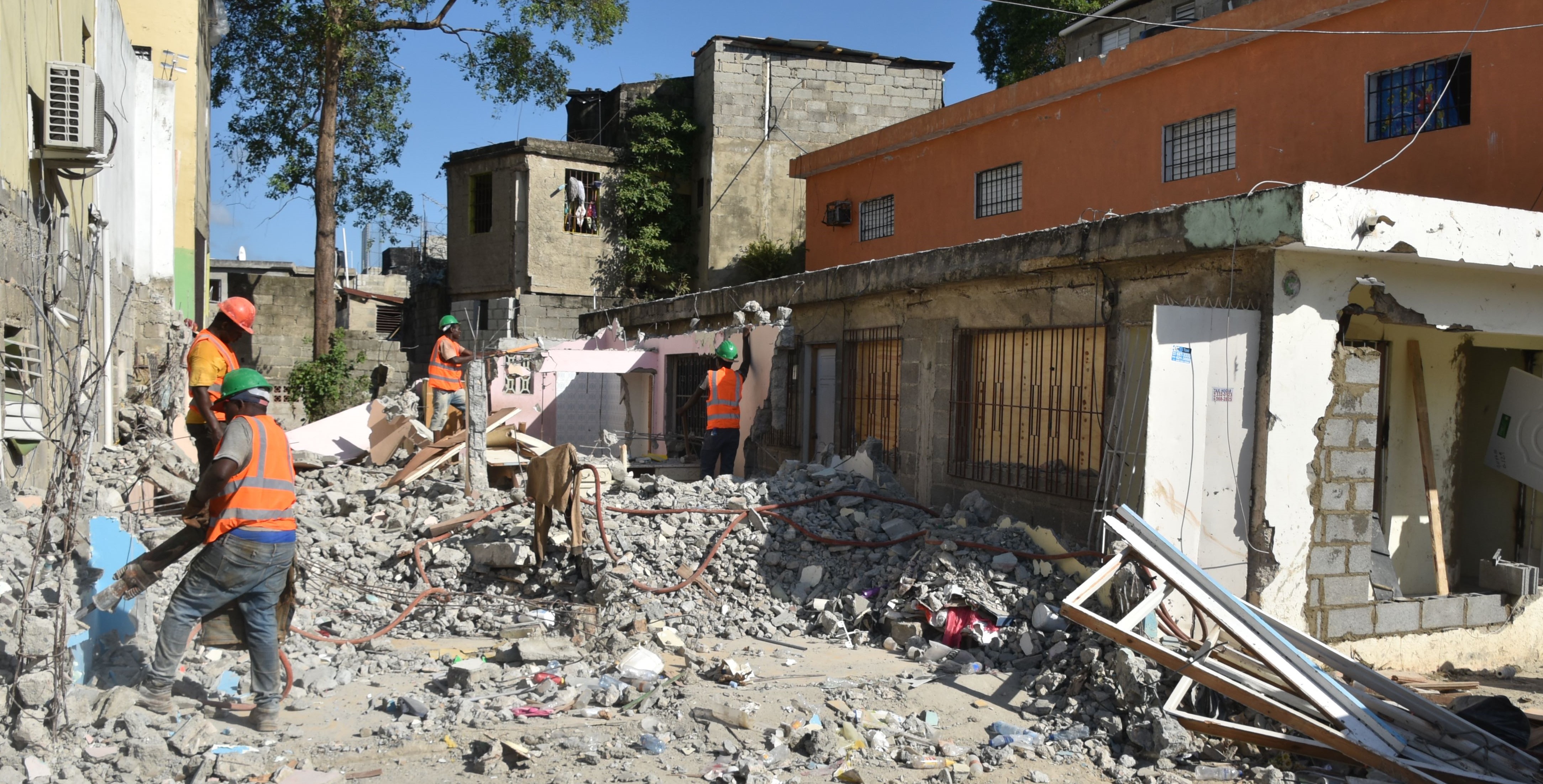 Viviendas con daños tras explosión de Polyplas en Villas Agrícolas.