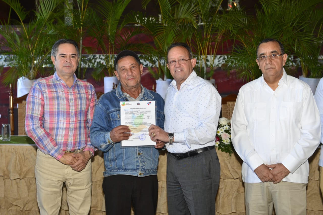 El Ministro de Medio Ambiente, Ángel Estévez durante la entrega de Certificados de Plantación y Derecho a Corte de madera.