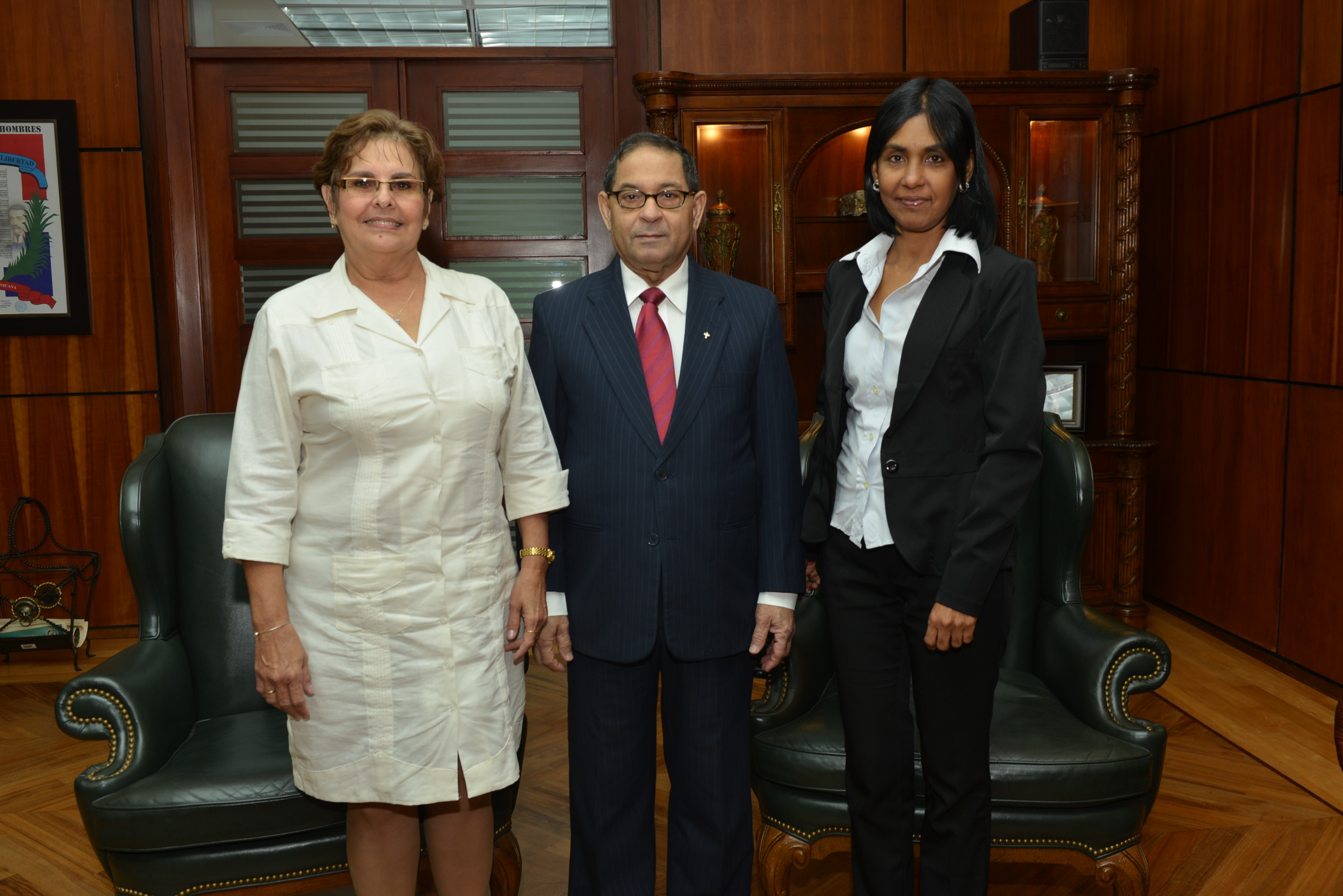 El magistrado Mariano Germán junto a la magistrada Farah Maritza Saucedo Pérez, vicepresidenta del Tribunal Supremo Popular de Cuba, y la magistrada Odalys Quintero Silverio, jueza de la Sala Penal de ese tribunal