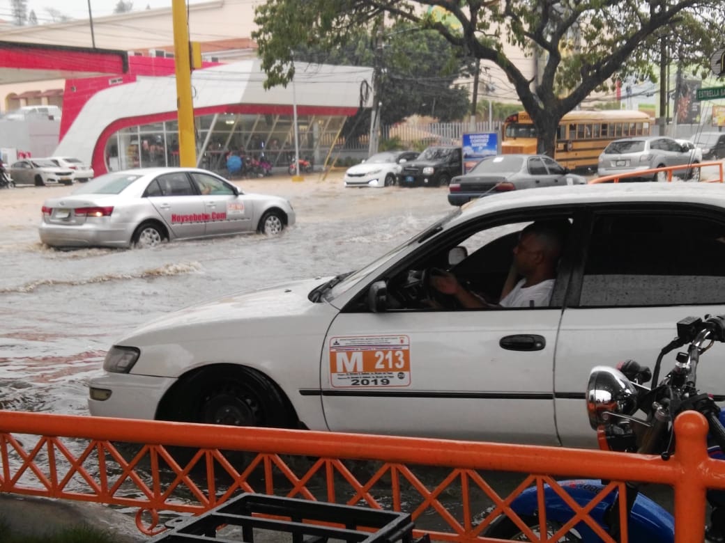 Fuertes Lluvias Provocan Inundaciones En Santiago