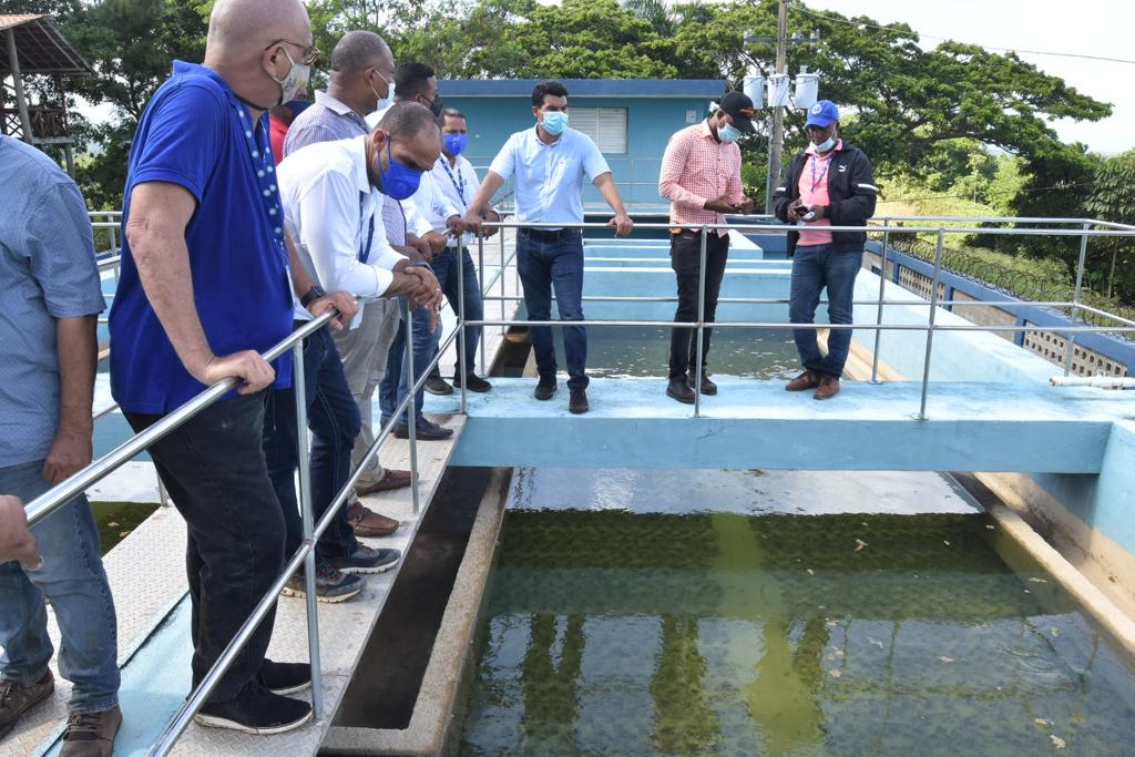 El director del INAPA, Wellington Arnaud Bisonó recorre acueducto de Sabana de la Mar.