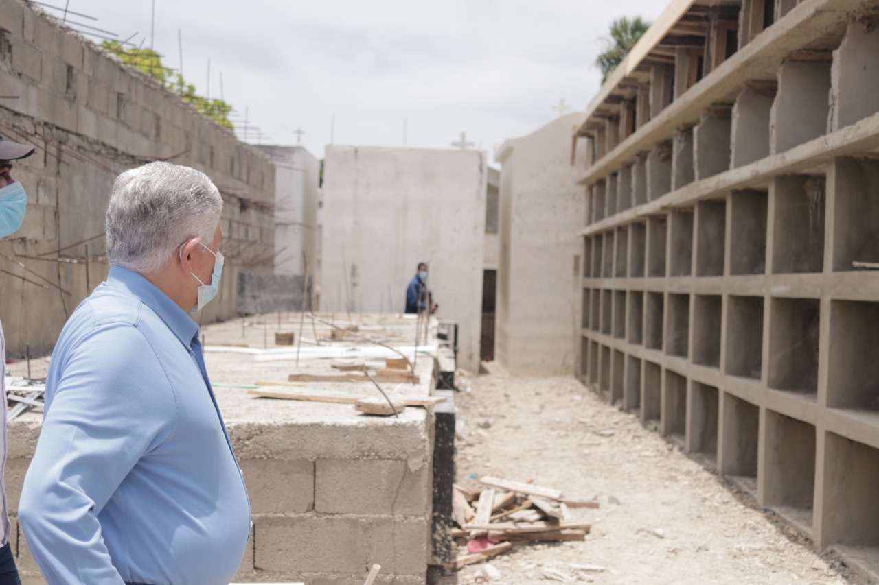 Eduardo Estrella supervisa obras en Santiago