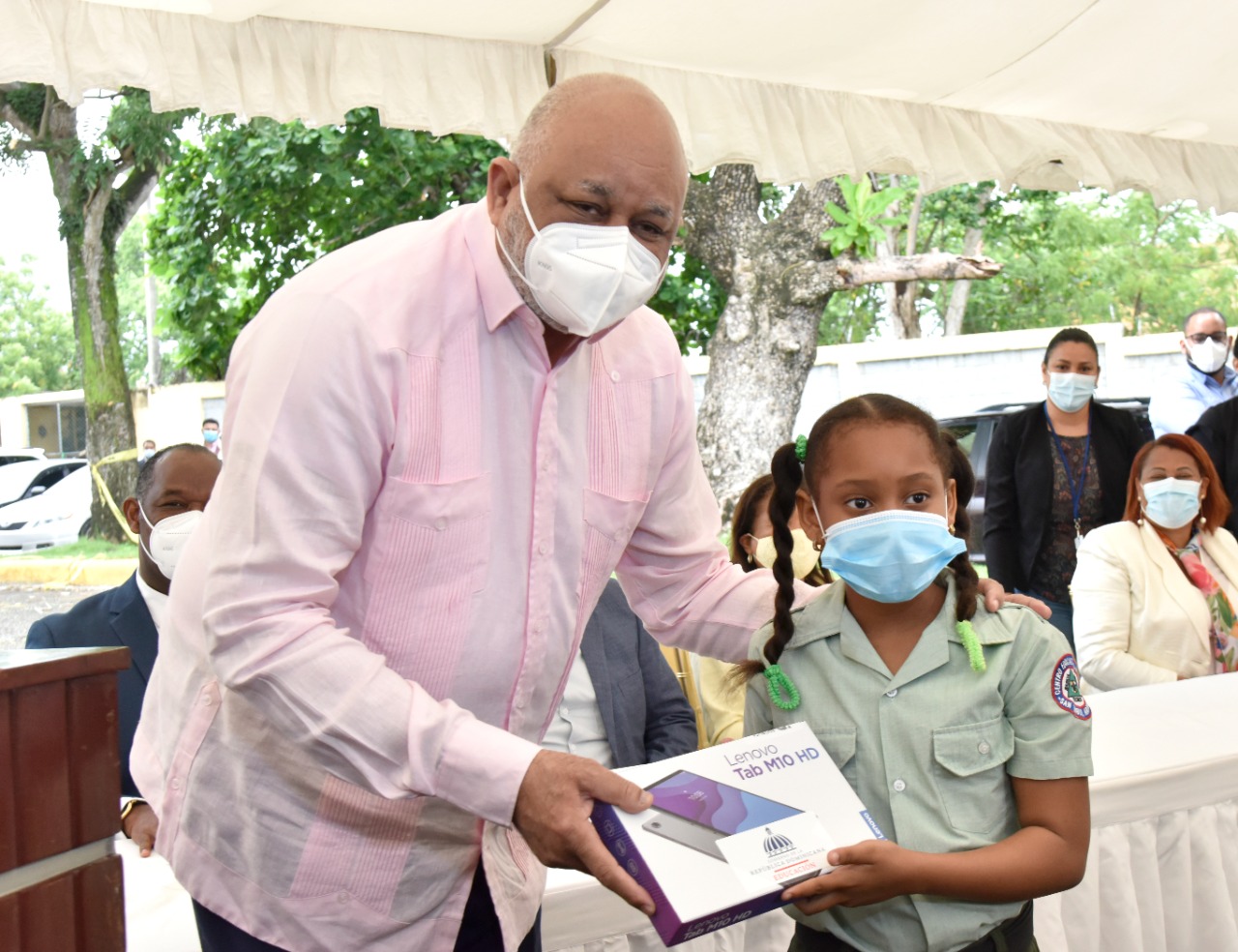 Ministro de Educación encabeza entrega de equipos tecnológicos en Villa Mella