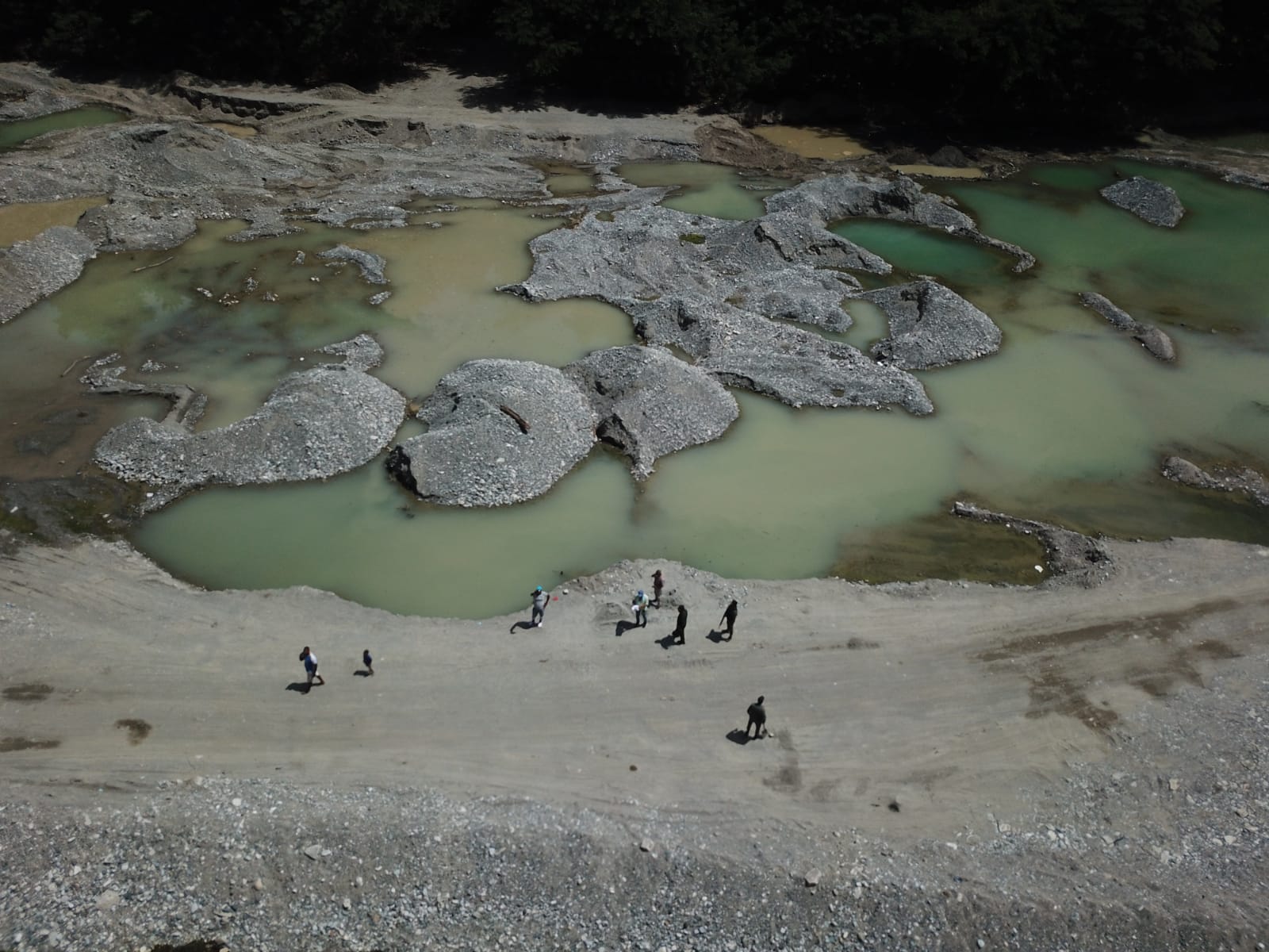 Medio Ambiente interviene extracción ilegal en Muchas Aguas