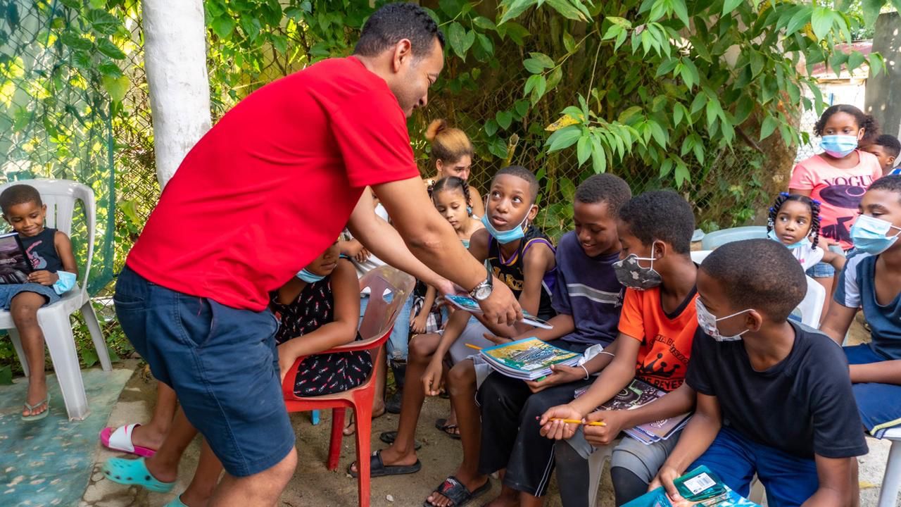 Fundación entrega miles de útiles escolares en Las Terrenas